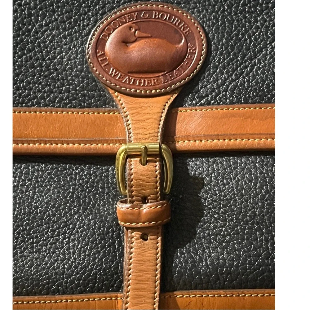 Vintage Dooney & Bourke  All Weather Black Tan Pebbled Lg Carrier Messenger‎